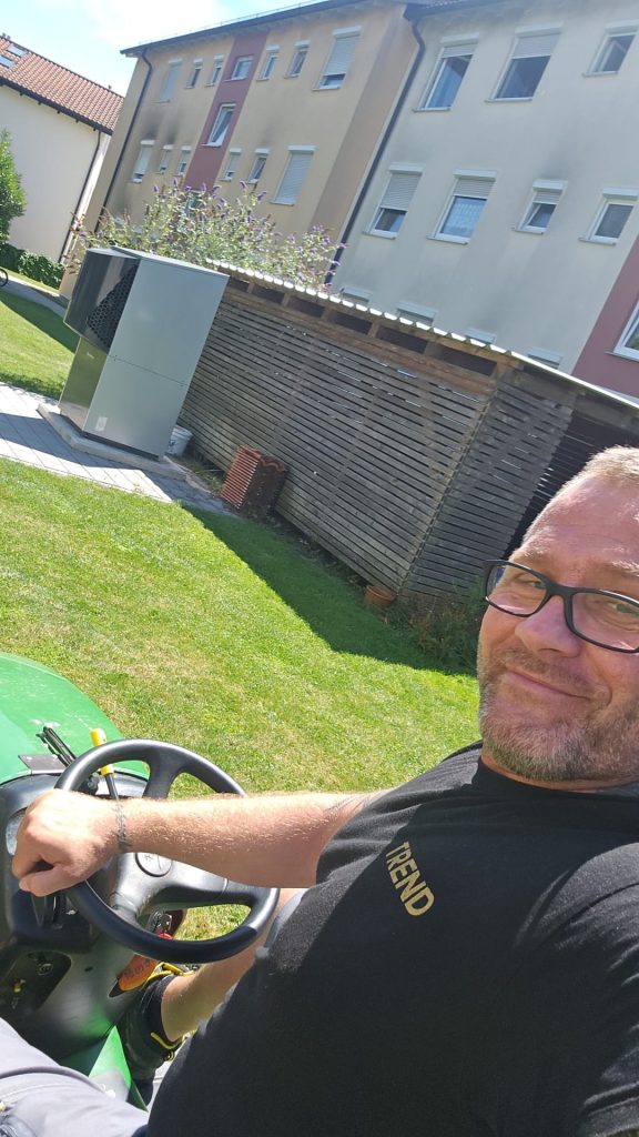 Josip Trend Hausmeister inhaber auf einem rasenmäher